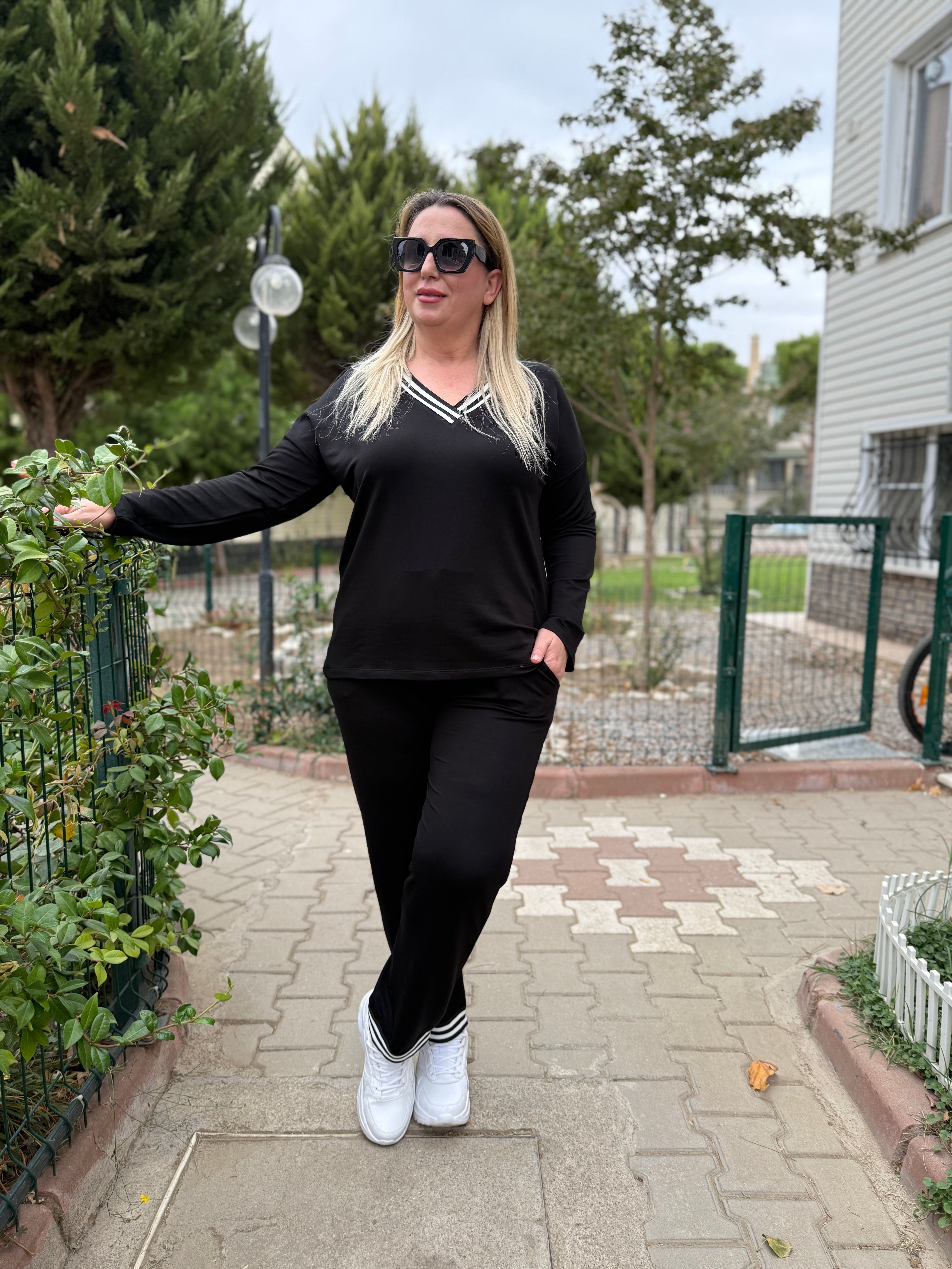 Siyah V Yaka Çizgili Detaylı Rahat Eşofman Takımı