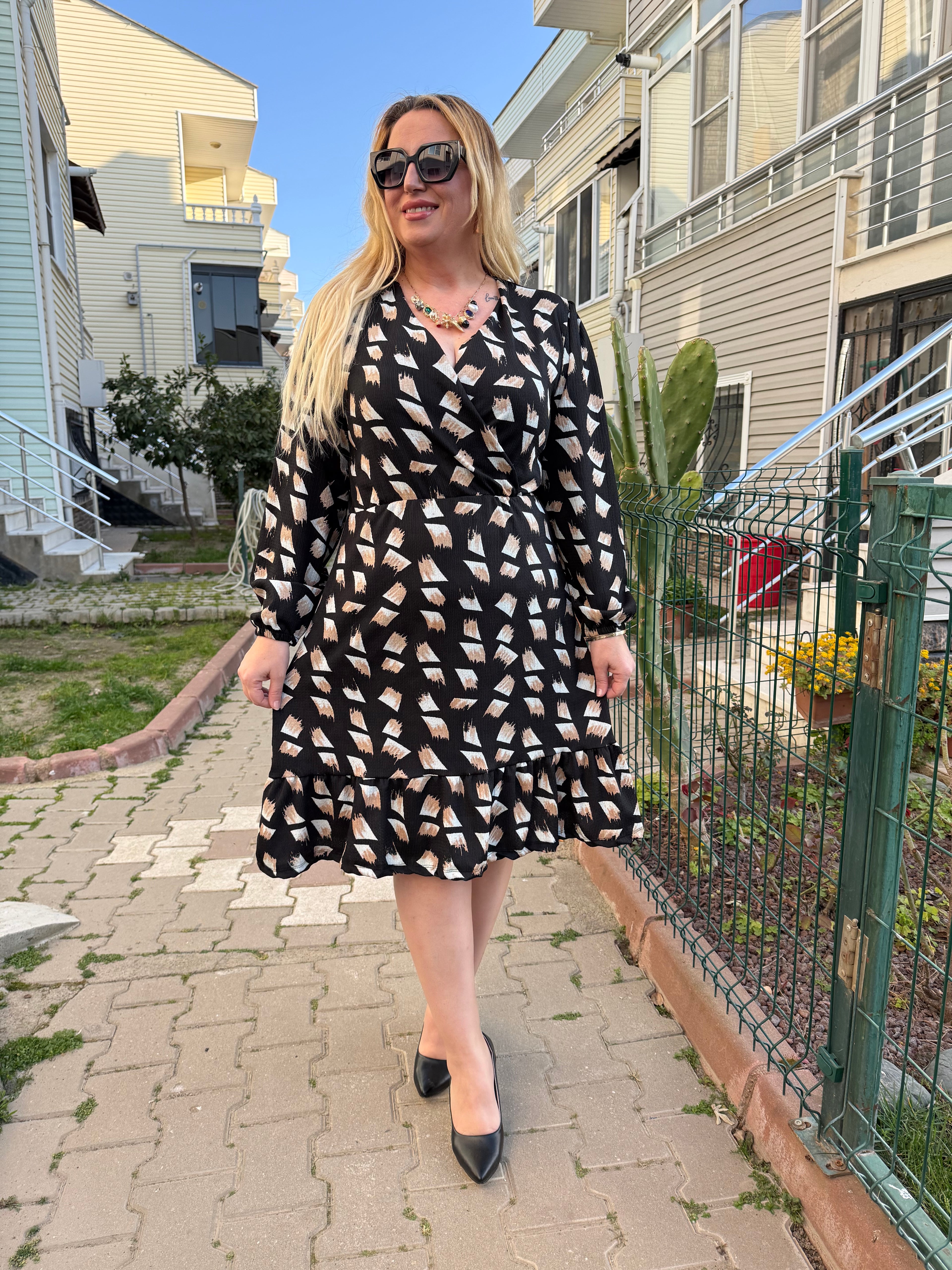 Kravuze Yaka Büyük Beden Siyah Desenli Elbise