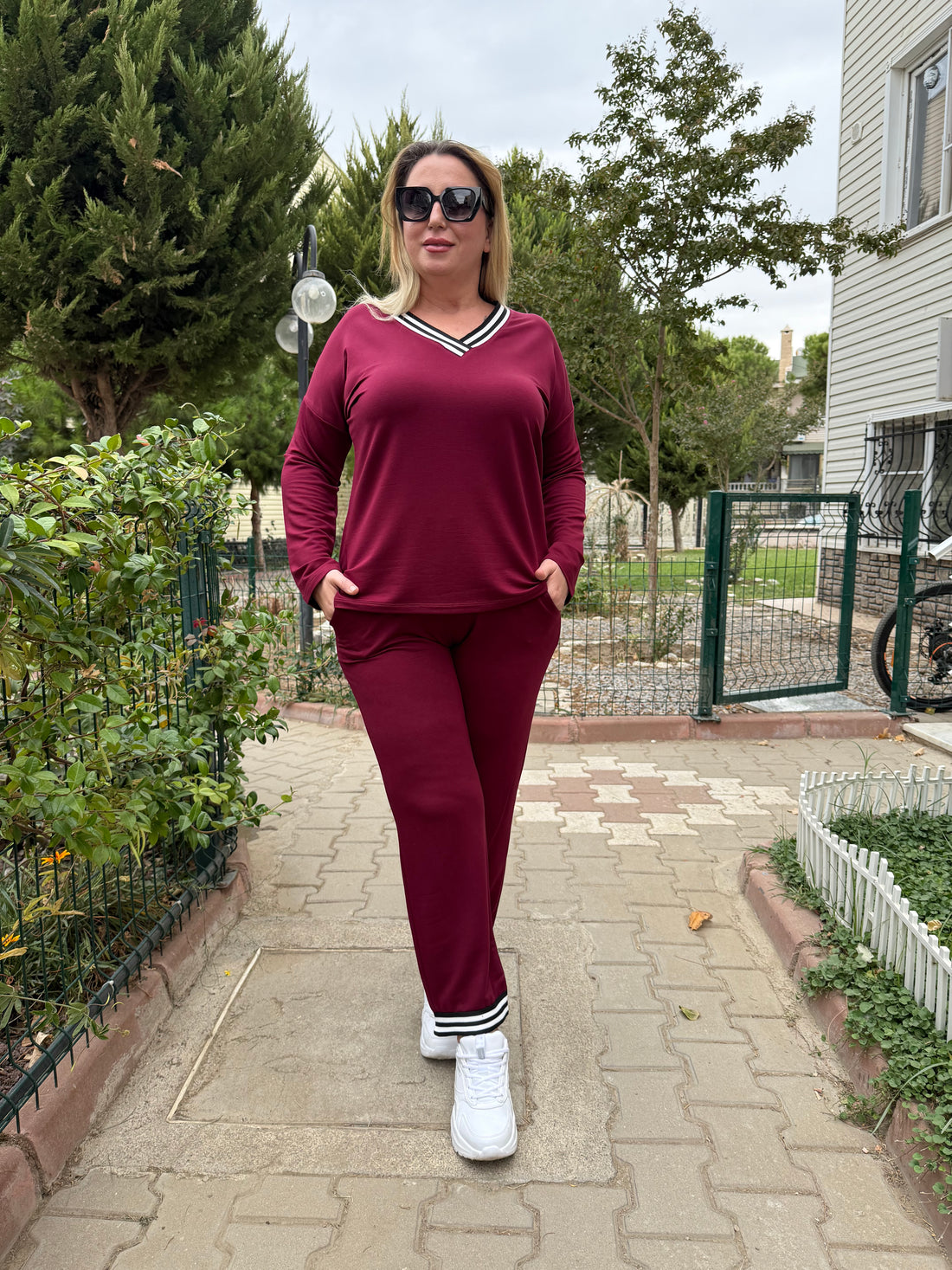 Bordo V Yaka Çizgili Detaylı Rahat Eşofman Takımı