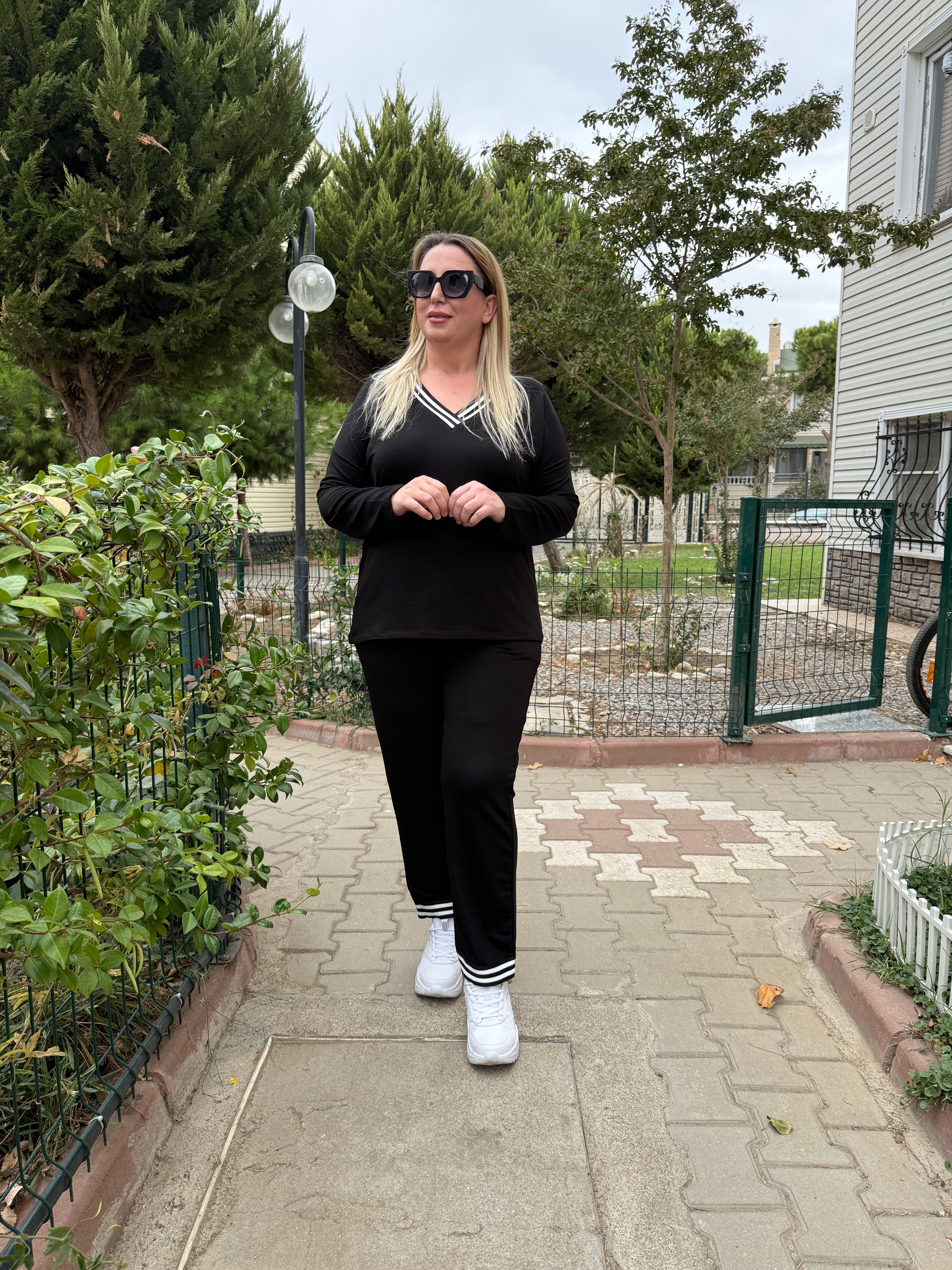 Siyah V Yaka Çizgili Detaylı Rahat Eşofman Takımı