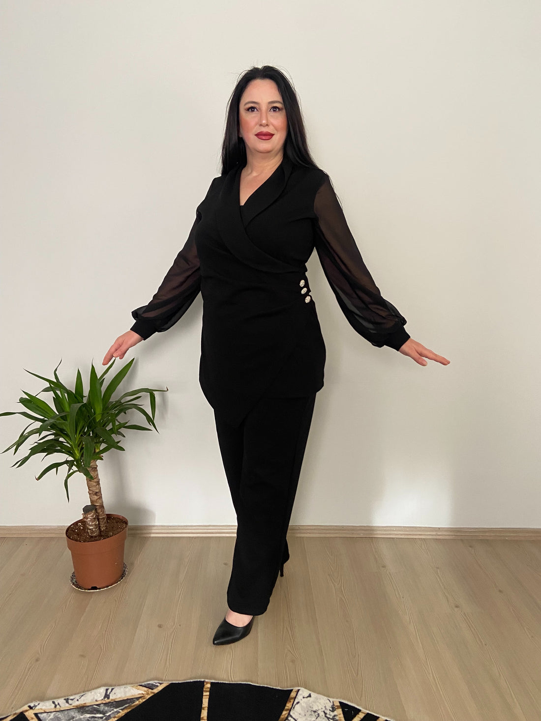 Siyah Özel Tasarım Düğme Detaylı Takım