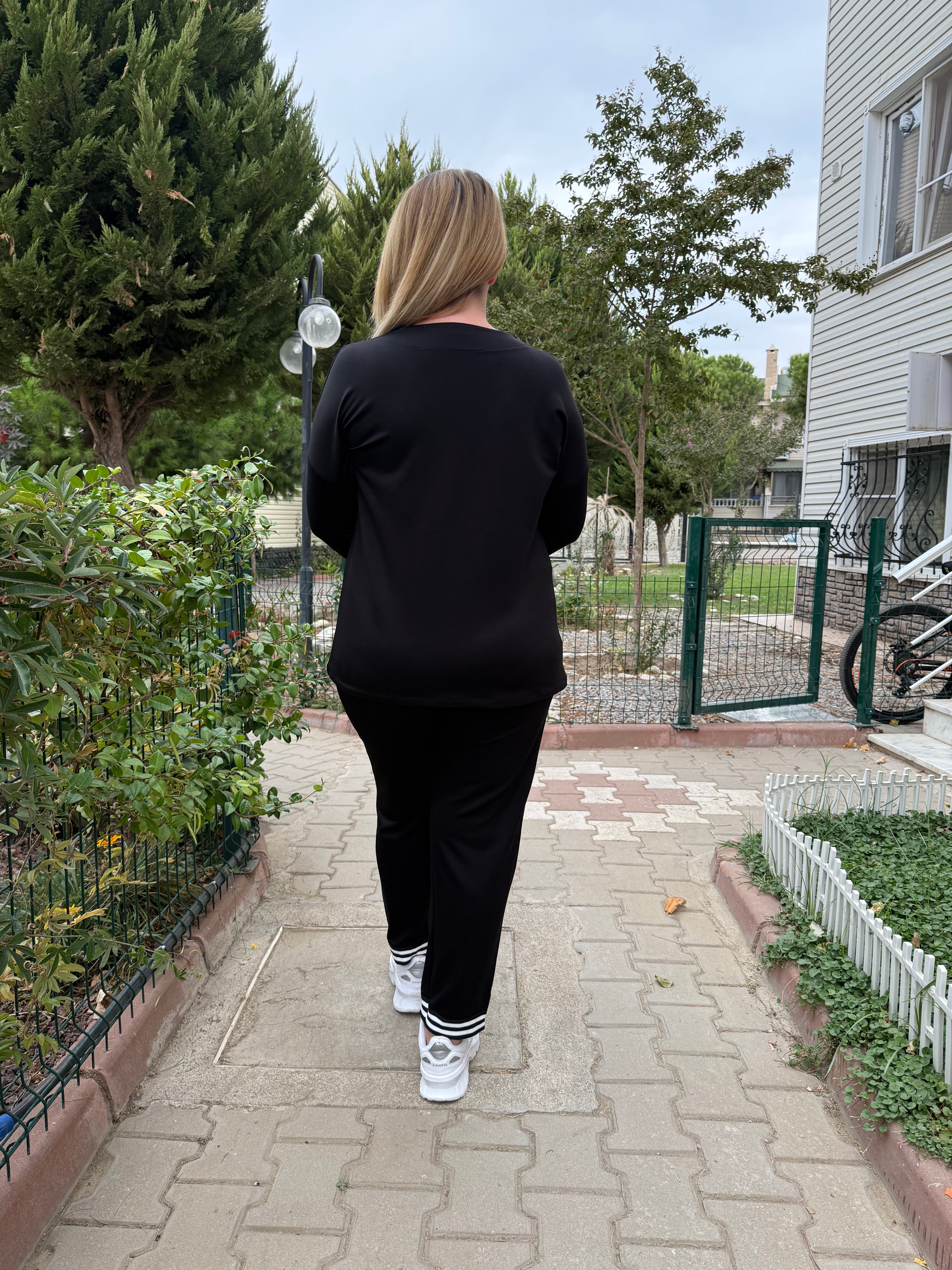 Siyah V Yaka Çizgili Detaylı Rahat Eşofman Takımı