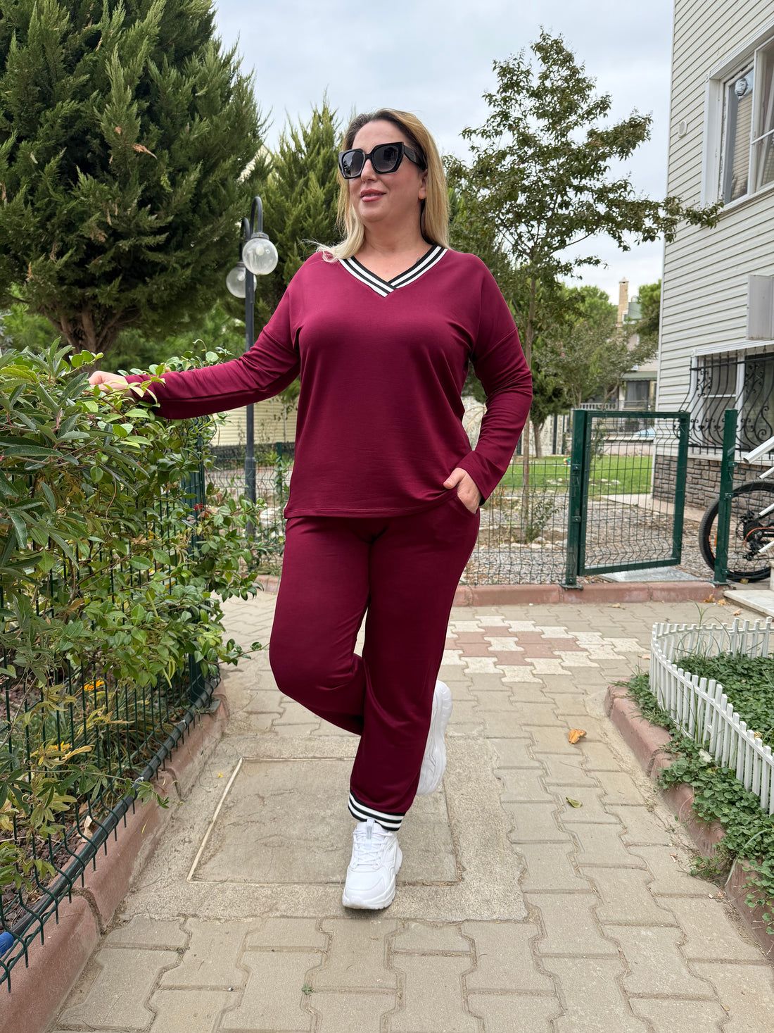 Bordo V Yaka Çizgili Detaylı Rahat Eşofman Takımı