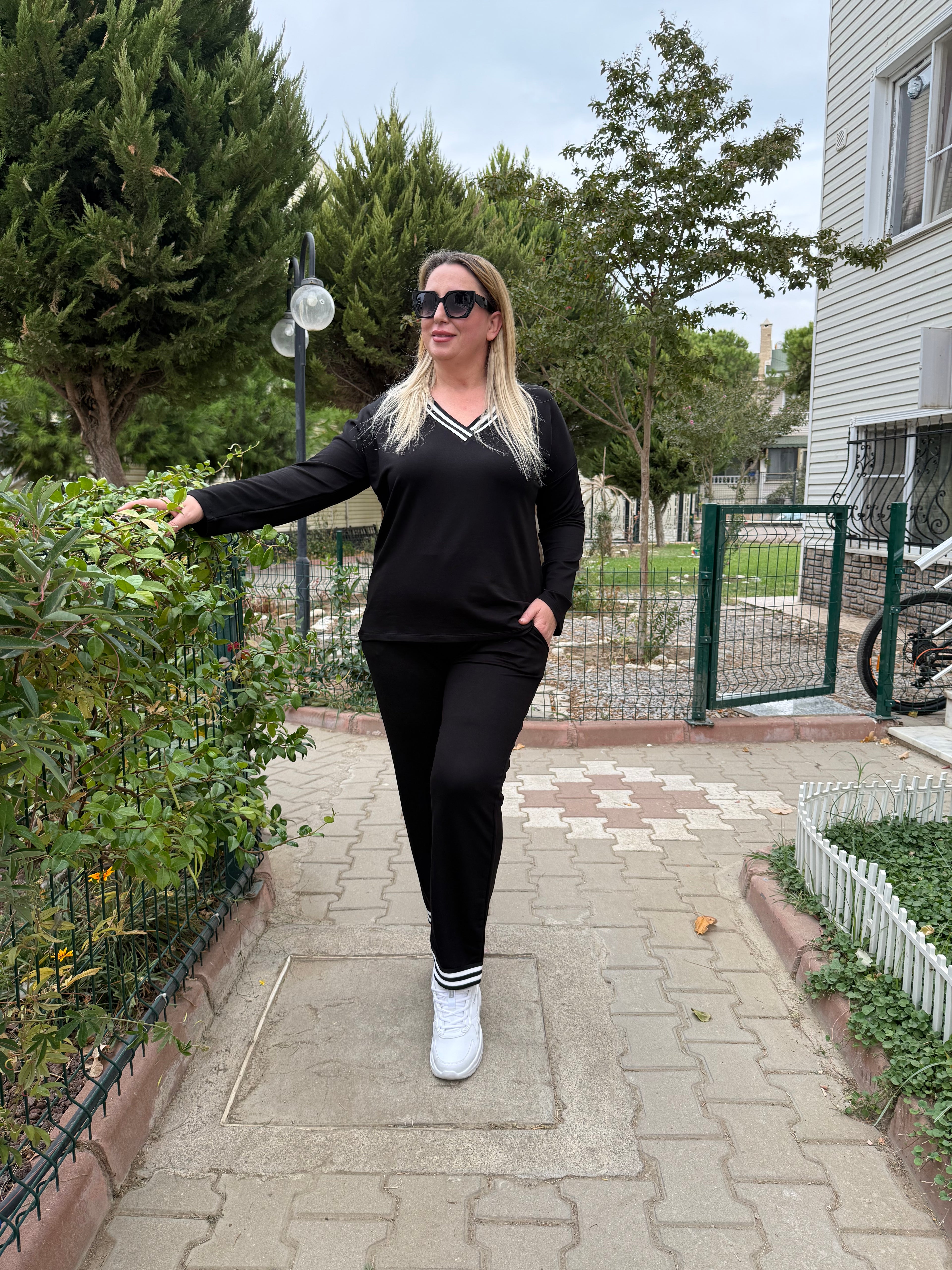 Siyah V Yaka Çizgili Detaylı Rahat Eşofman Takımı
