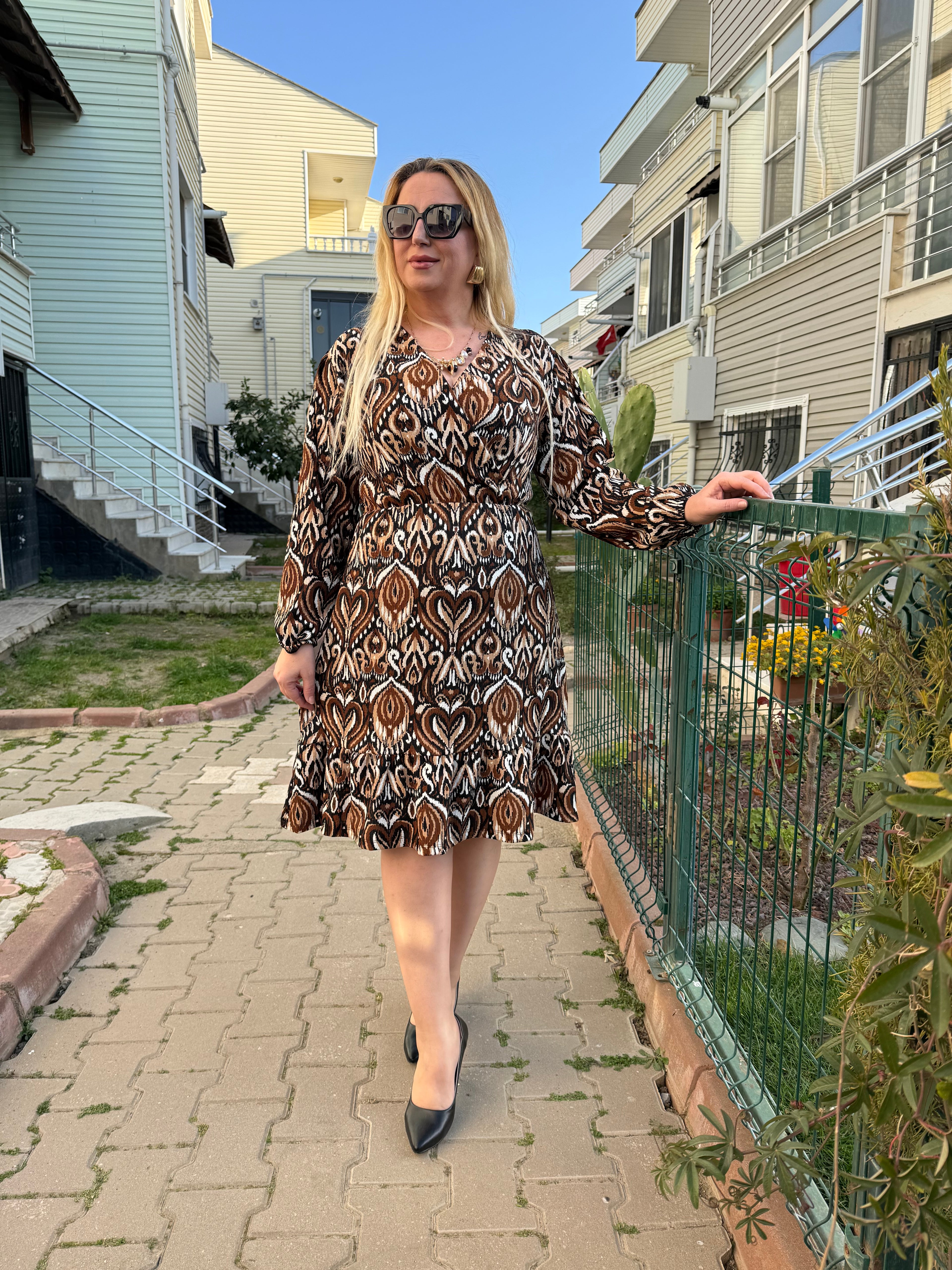 Kravuze Yaka Büyük Beden Kahve Renk Desenli Elbise