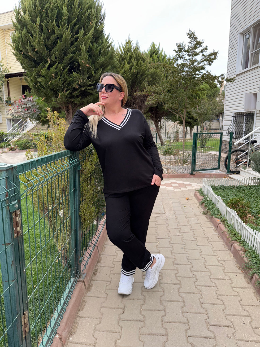 Siyah V Yaka Çizgili Detaylı Rahat Eşofman Takımı