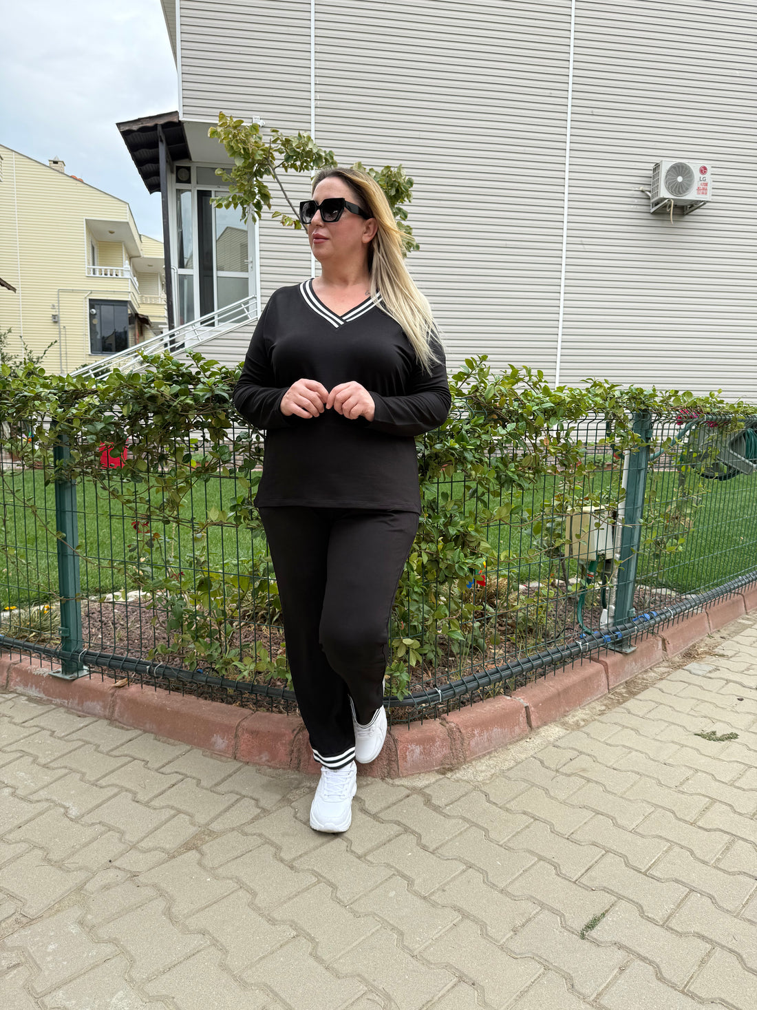 Siyah V Yaka Çizgili Detaylı Rahat Eşofman Takımı