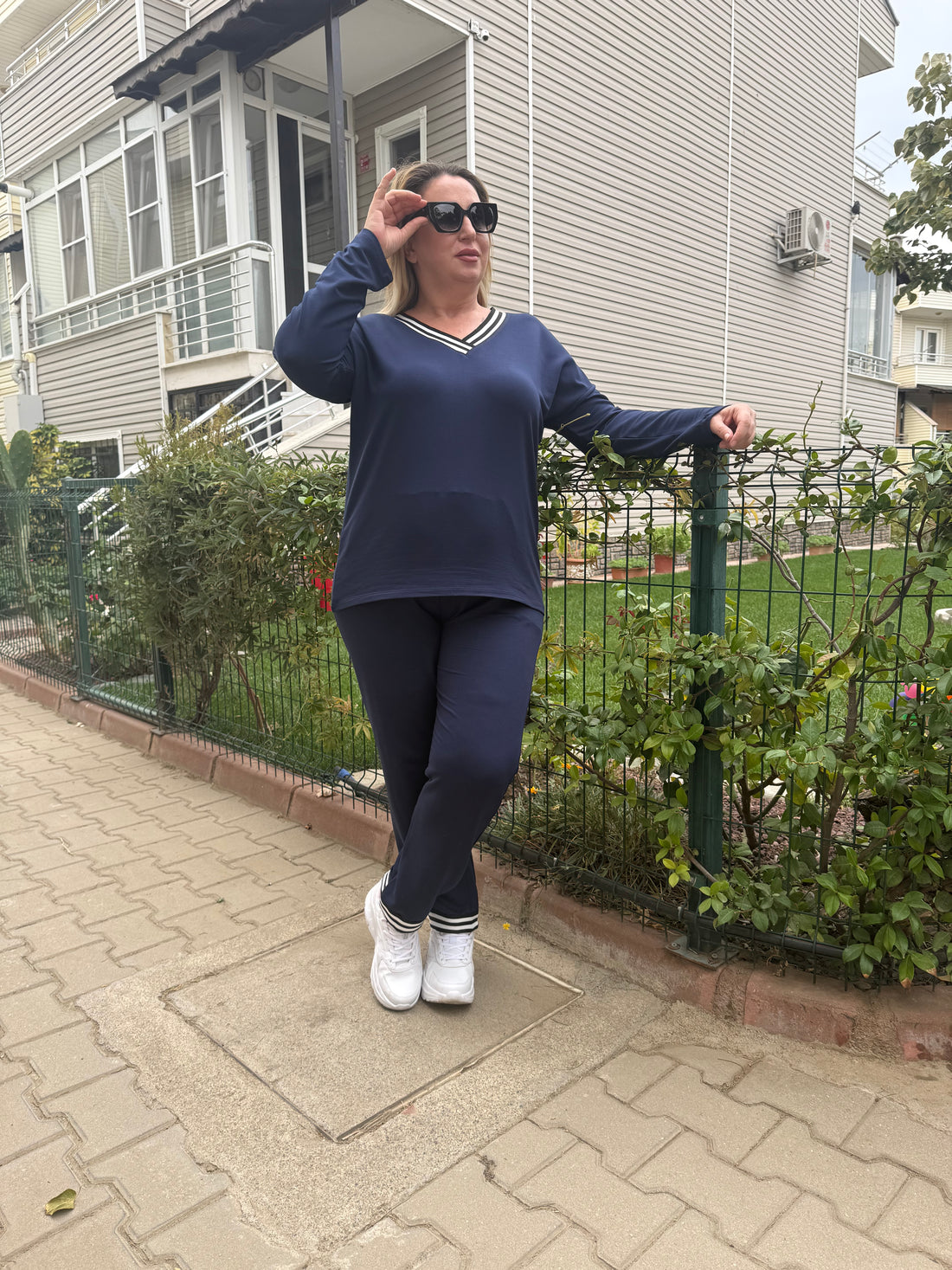 Lacivert V Yaka Çizgili Detaylı Rahat Eşofman Takımı