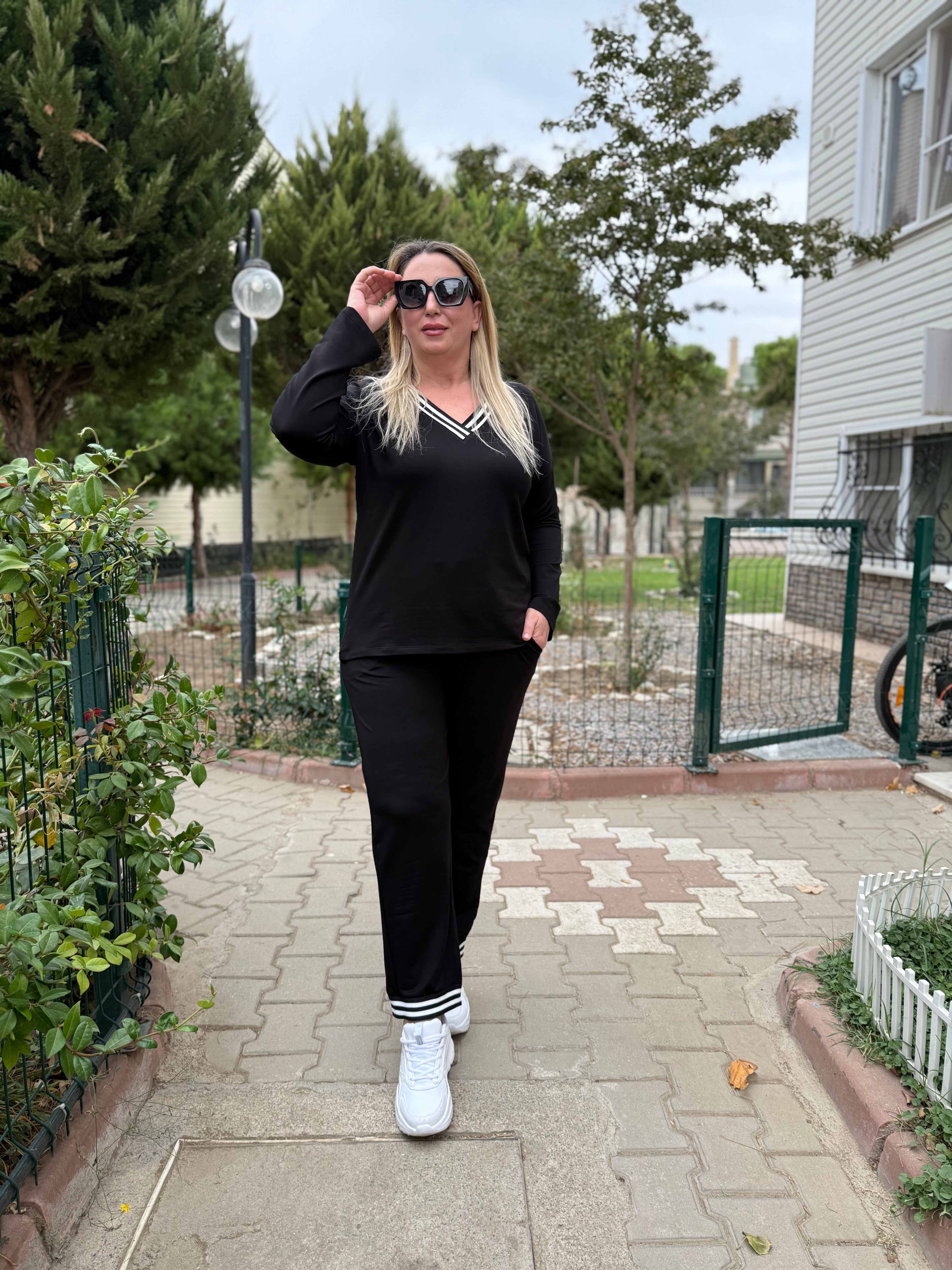 Siyah V Yaka Çizgili Detaylı Rahat Eşofman Takımı