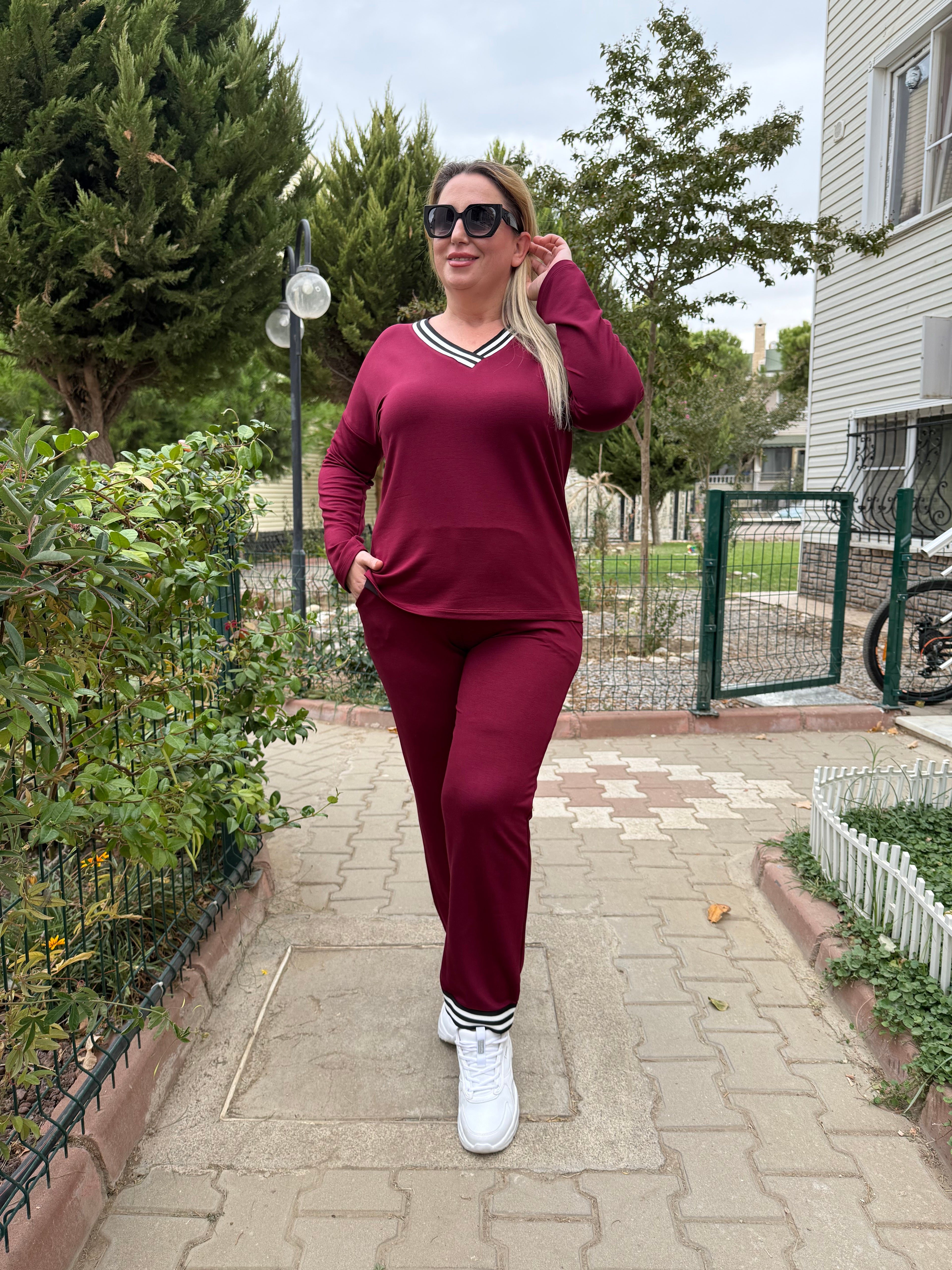 Bordo V Yaka Çizgili Detaylı Rahat Eşofman Takımı