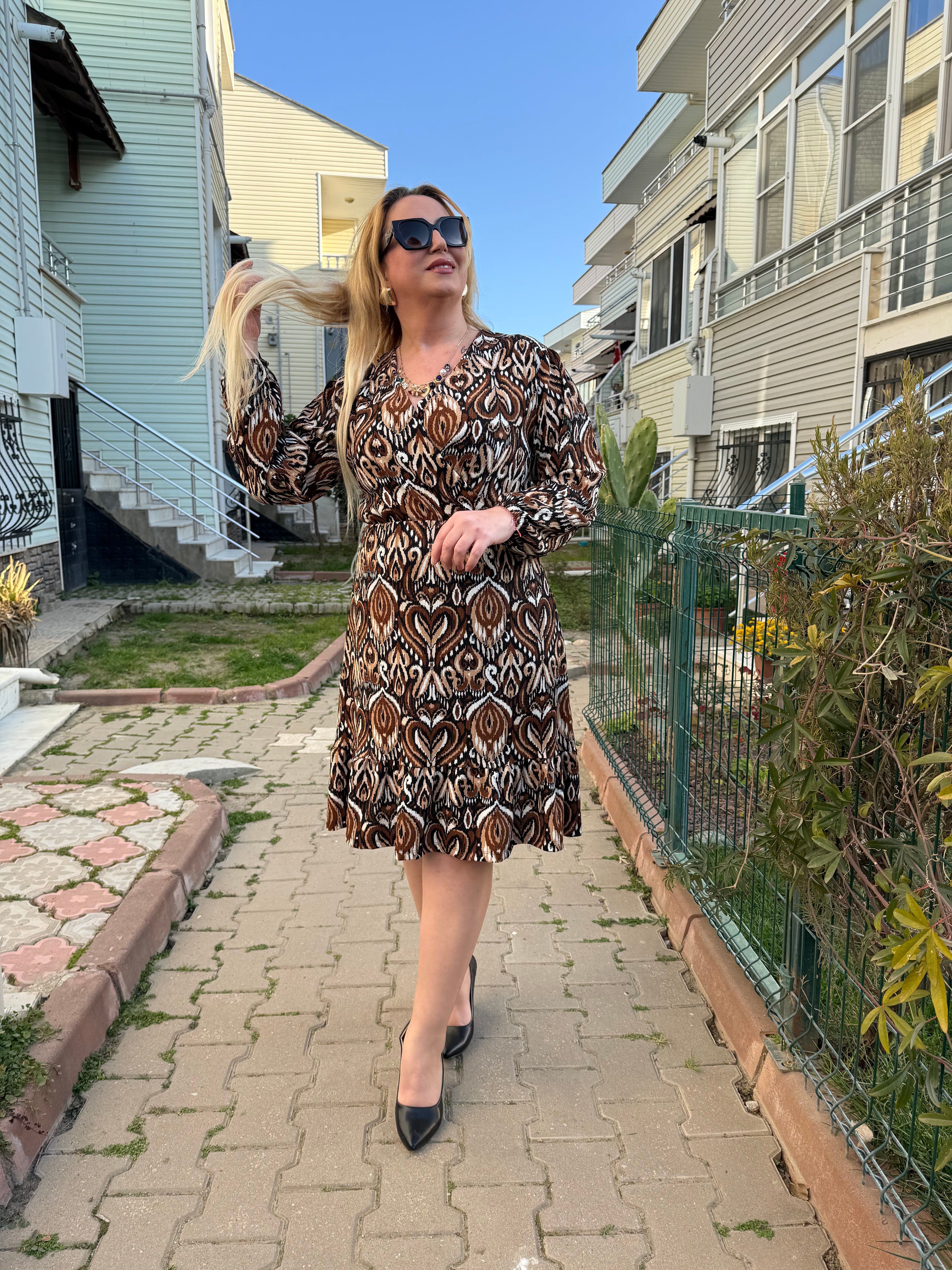 Kravuze Yaka Büyük Beden Kahve Renk Desenli Elbise