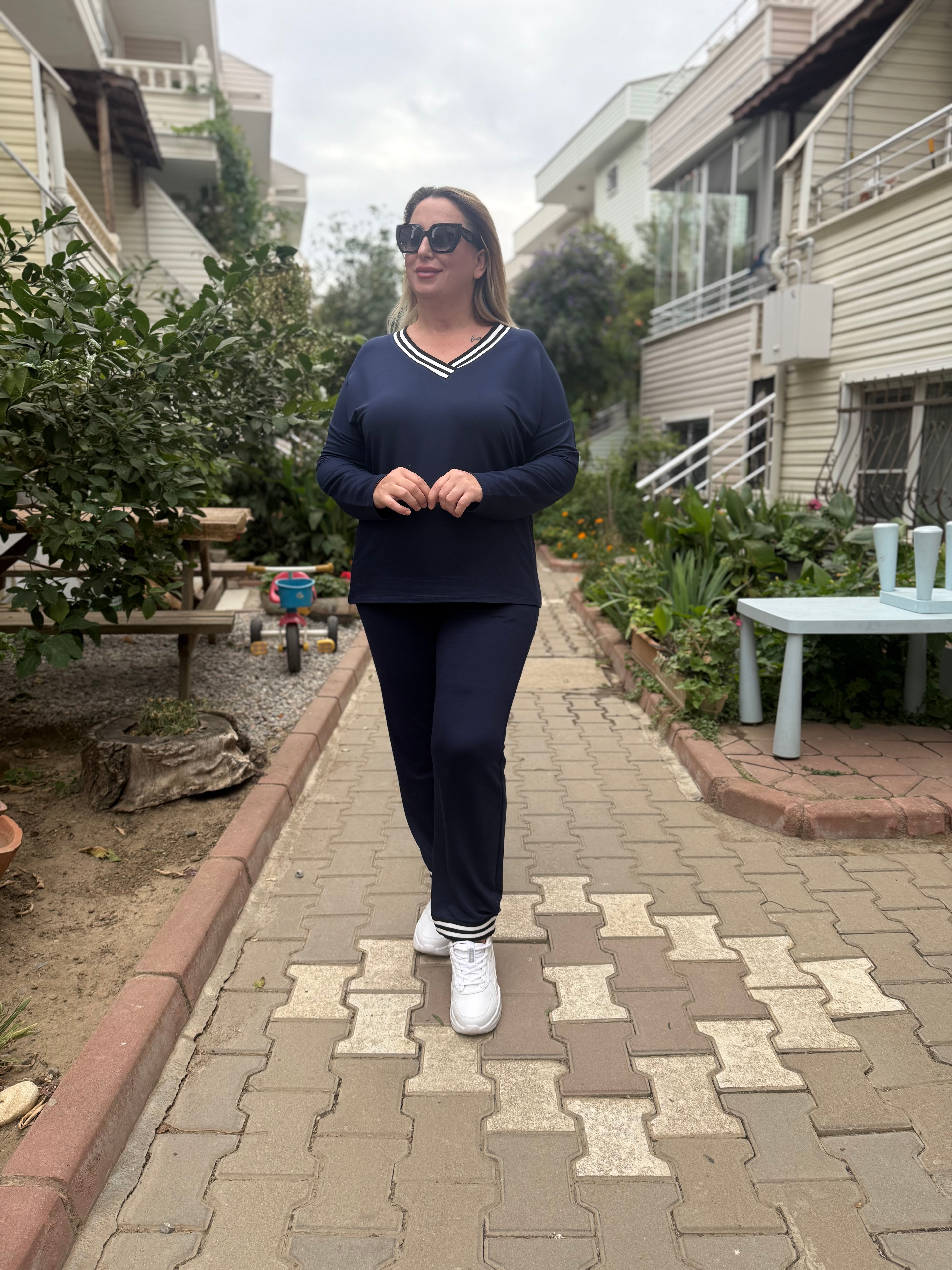 Lacivert V Yaka Çizgili Detaylı Rahat Eşofman Takımı