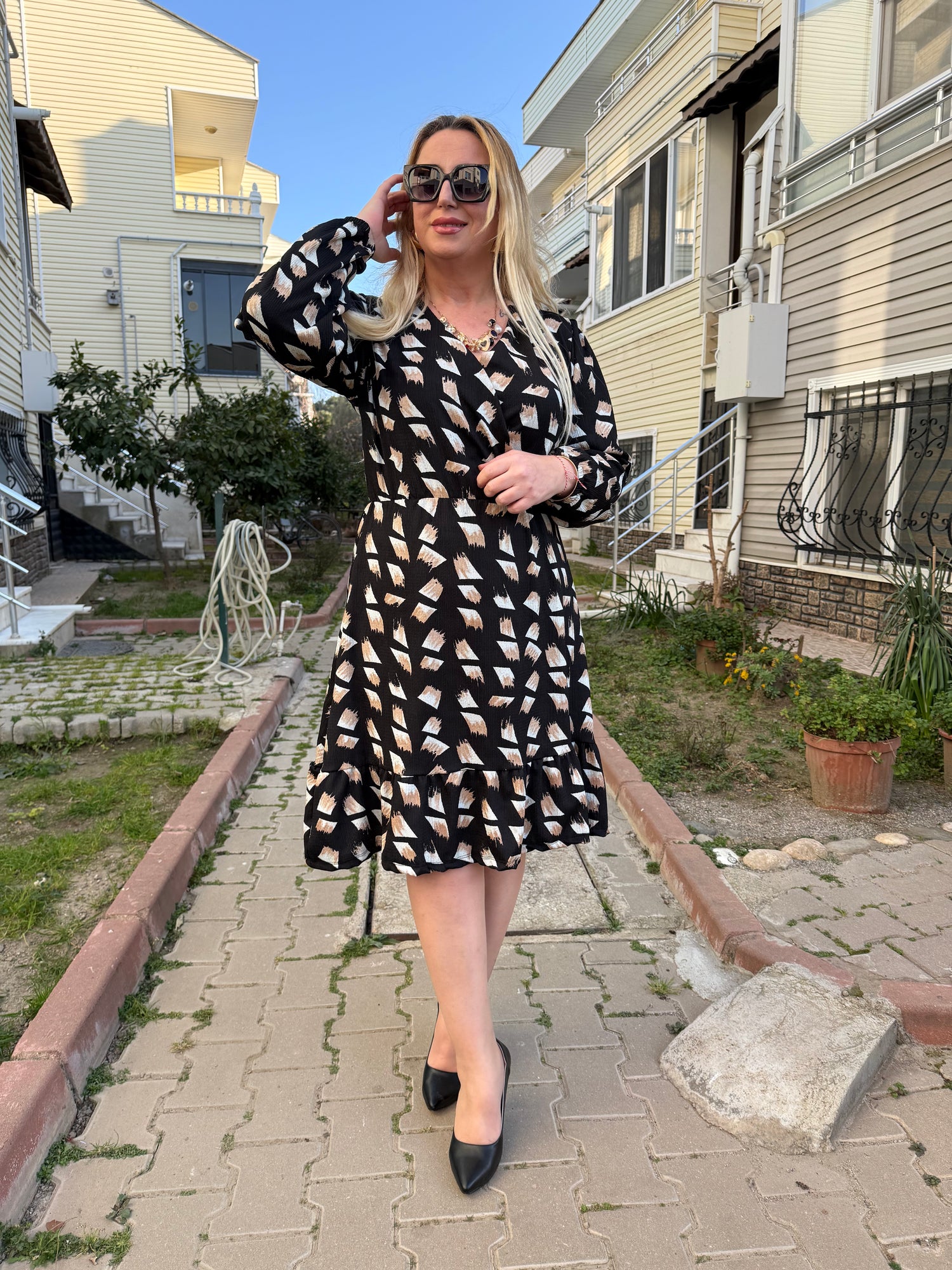 Kravuze Yaka Büyük Beden Siyah Desenli Elbise