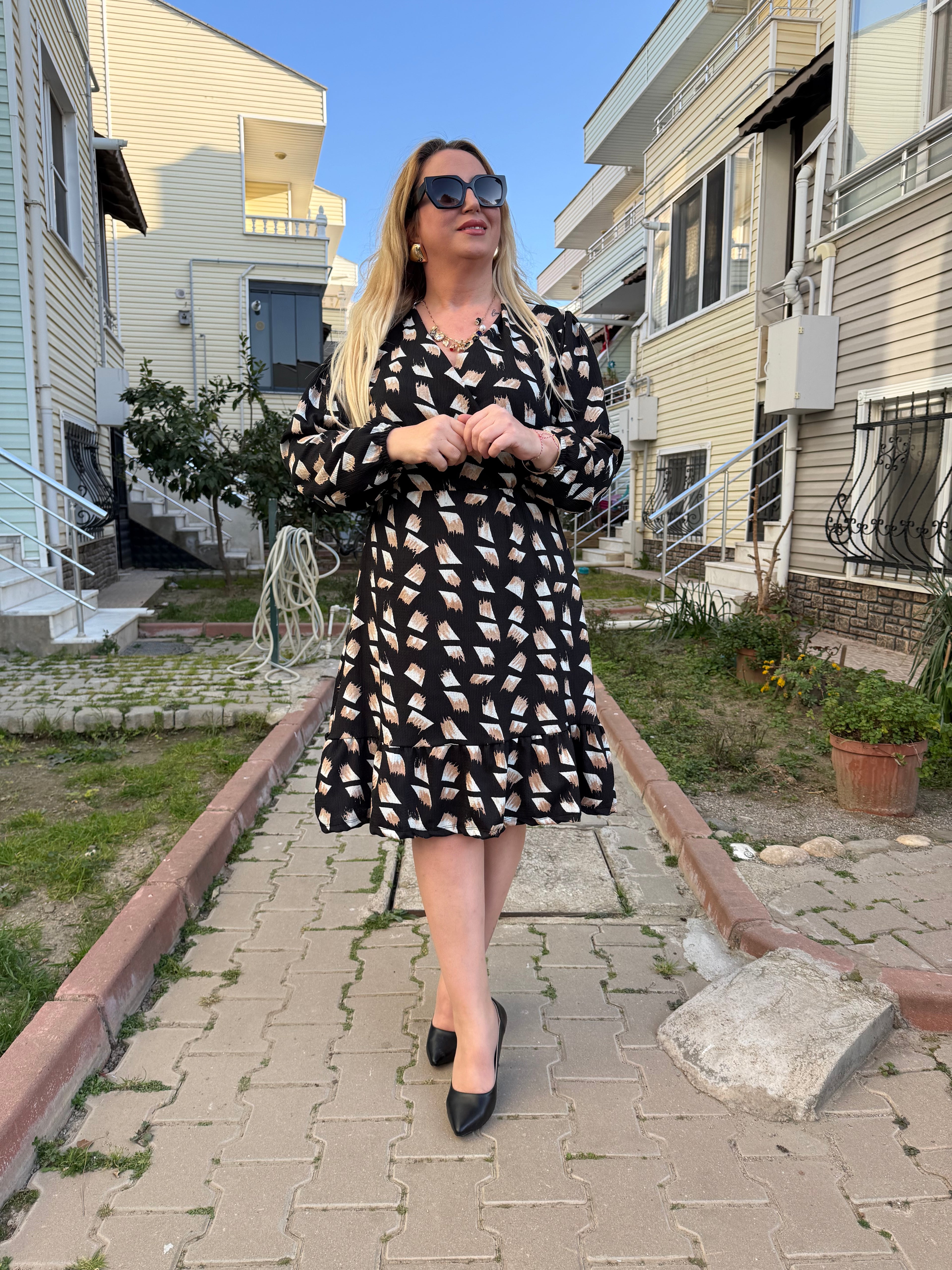 Kravuze Yaka Büyük Beden Siyah Desenli Elbise