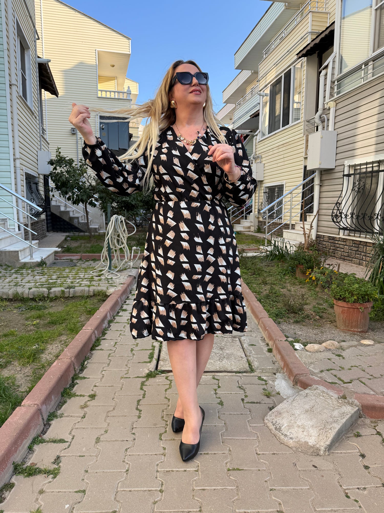 Kravuze Yaka Büyük Beden Siyah Desenli Elbise