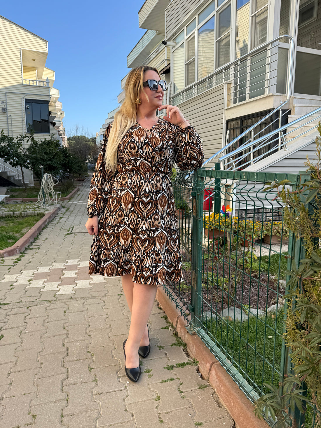 Kravuze Yaka Büyük Beden Kahve Renk Desenli Elbise