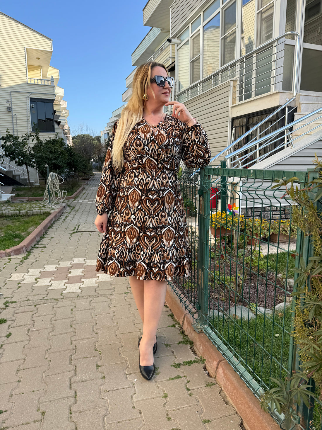 Kravuze Yaka Büyük Beden Kahve Renk Desenli Elbise