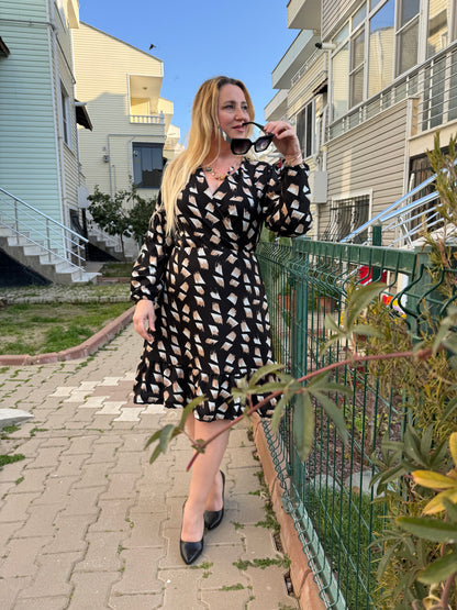 Kravuze Yaka Büyük Beden Siyah Desenli Elbise