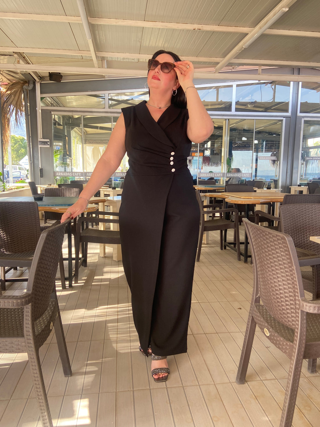 Siyah Özel Düğme Detaylı Tulum