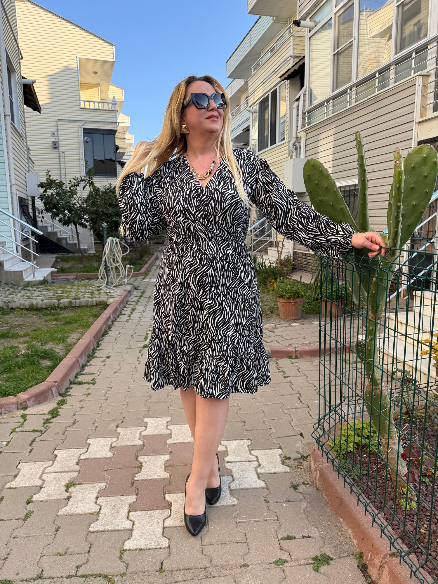 Kravuze Yaka Büyük Beden Siyah Beyaz Desenli Elbise