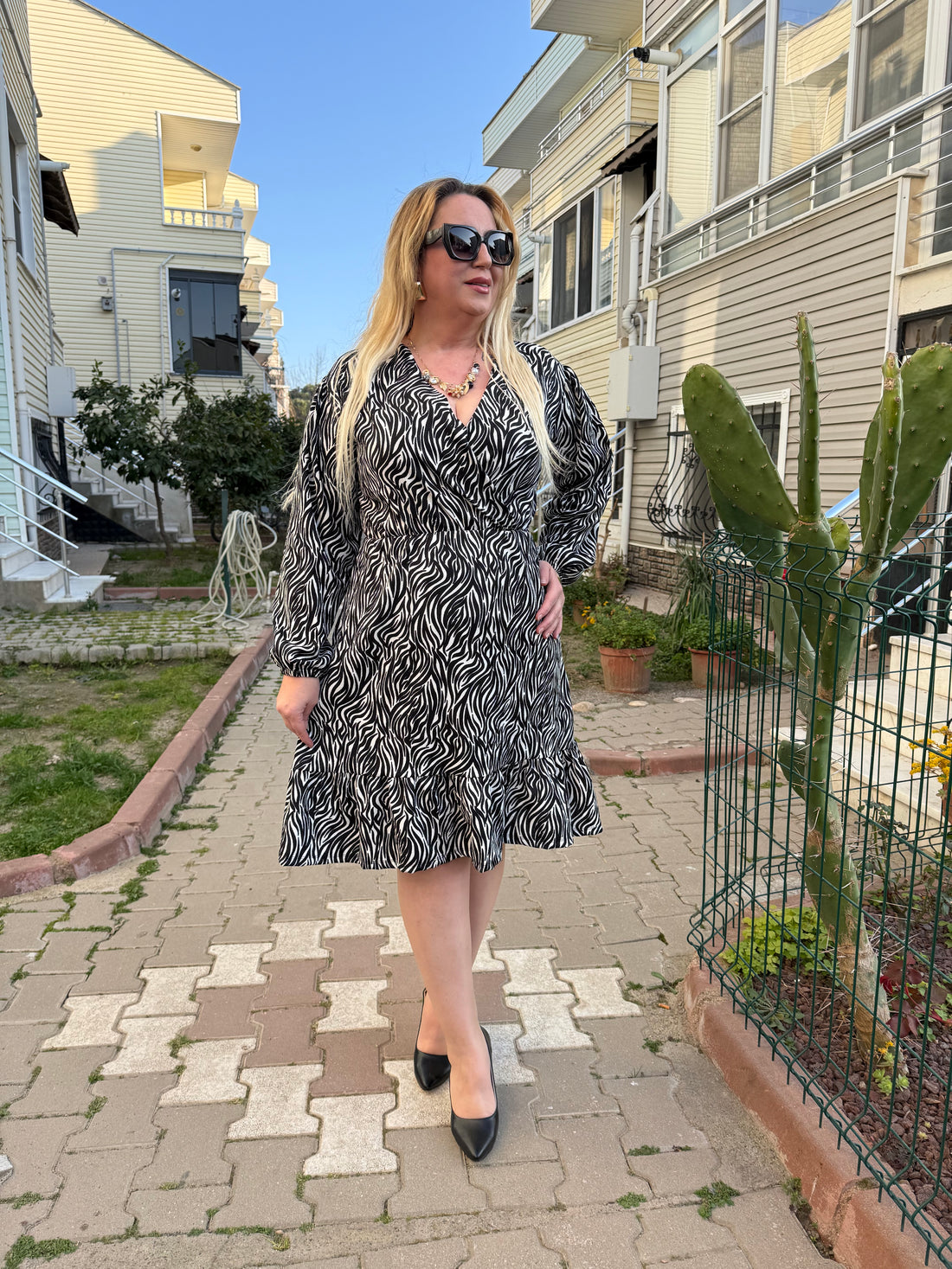 Kravuze Yaka Büyük Beden Siyah Beyaz Desenli Elbise