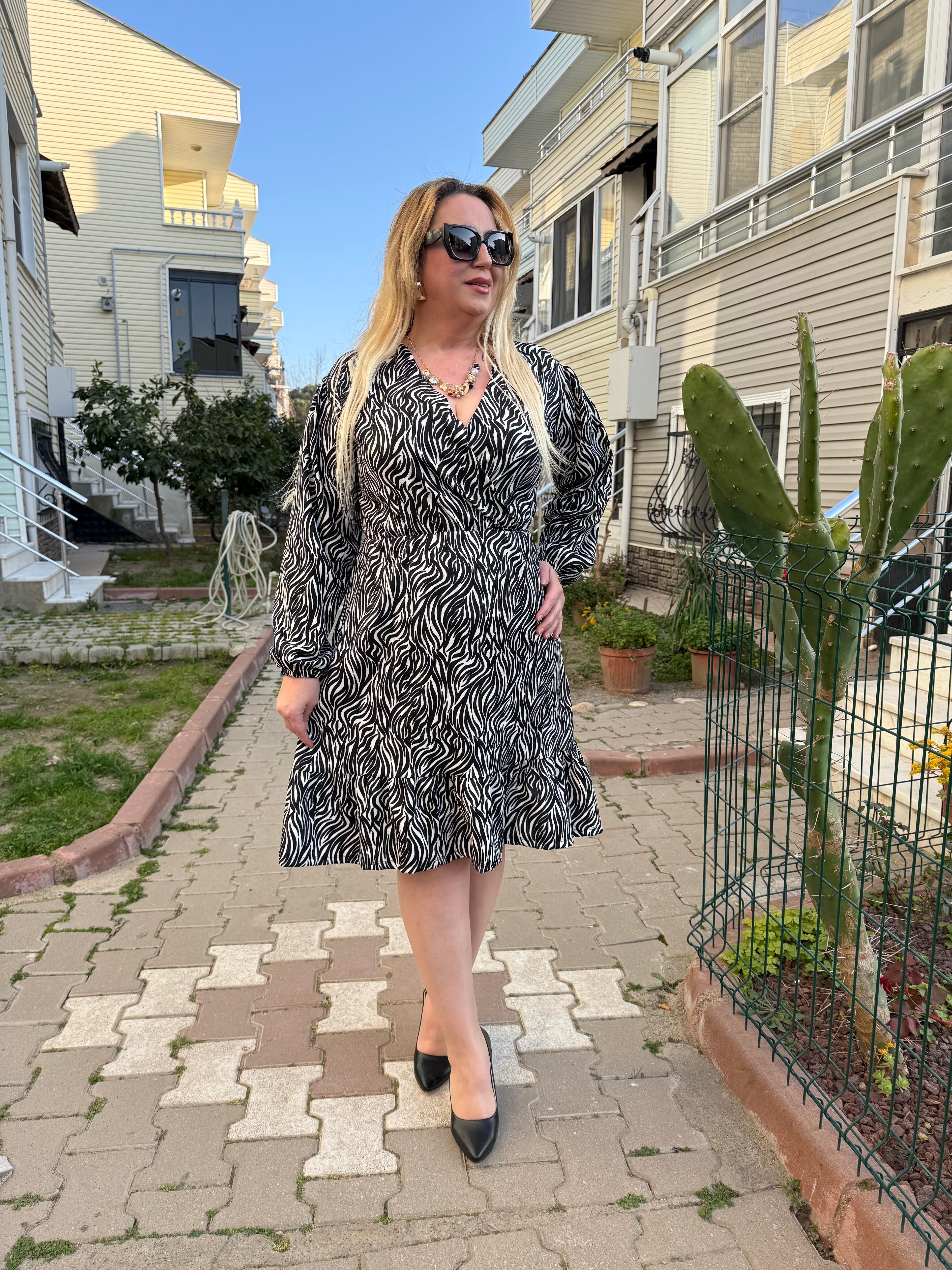 Kravuze Yaka Büyük Beden Siyah Beyaz Desenli Elbise