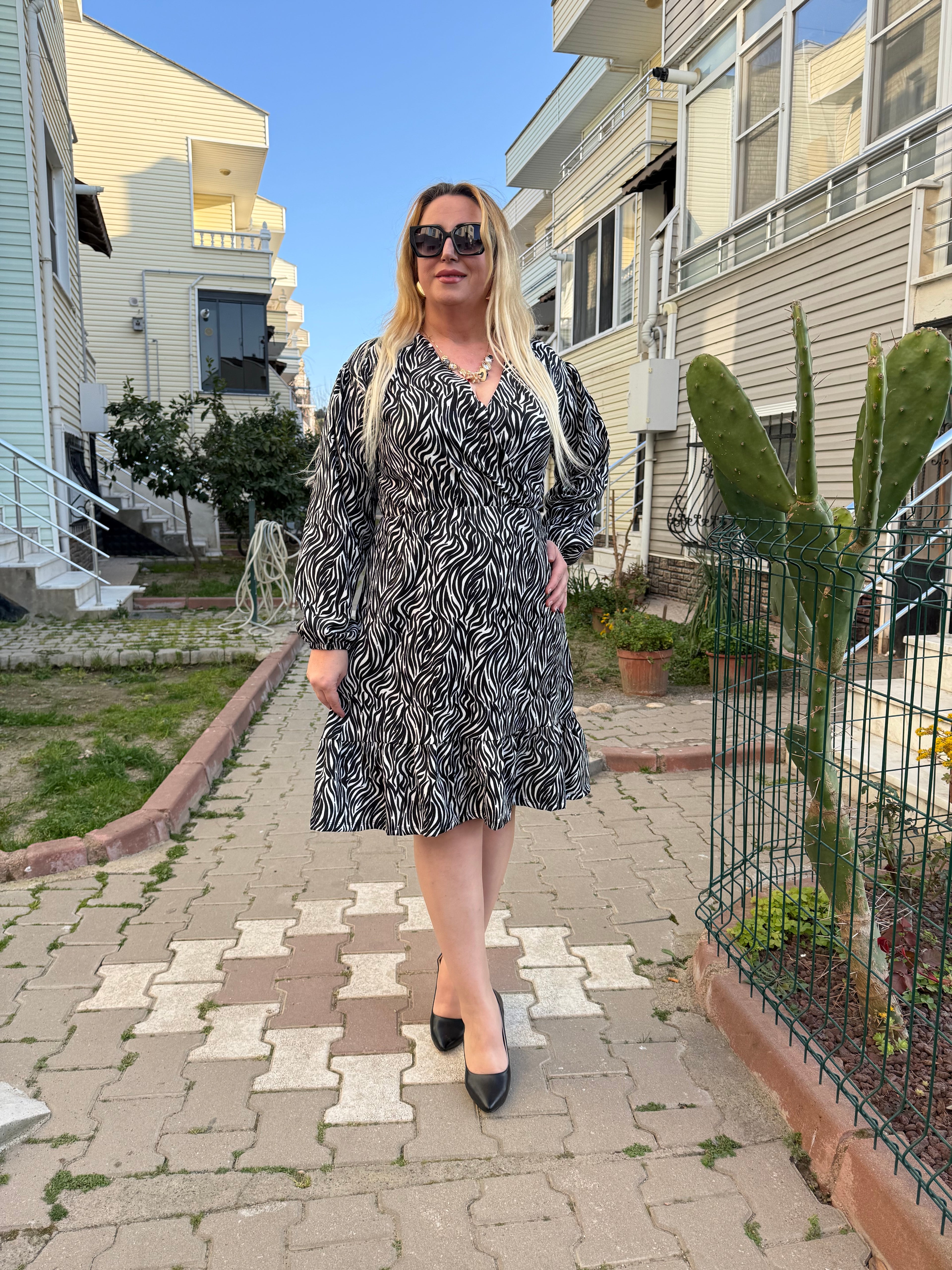 Kravuze Yaka Büyük Beden Siyah Beyaz Desenli Elbise