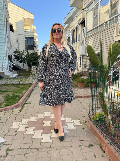 Kravuze Yaka Büyük Beden Siyah Beyaz Desenli Elbise