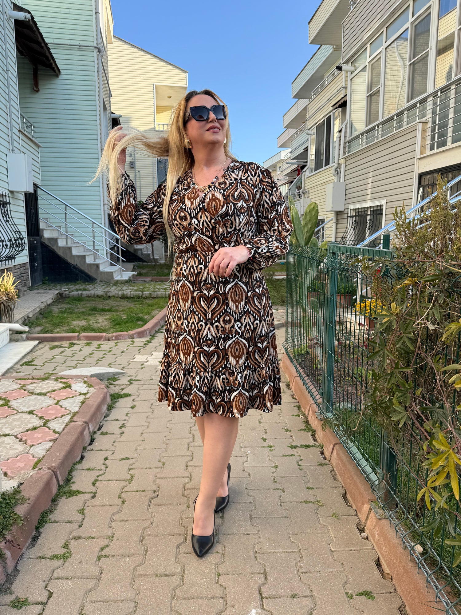 Kravuze Yaka Büyük Beden Kahve Renk Desenli Elbise