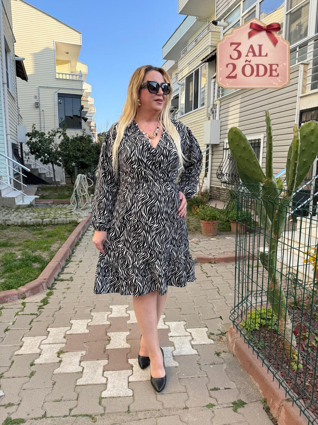 Kravuze Yaka Büyük Beden Siyah Beyaz Desenli Elbise