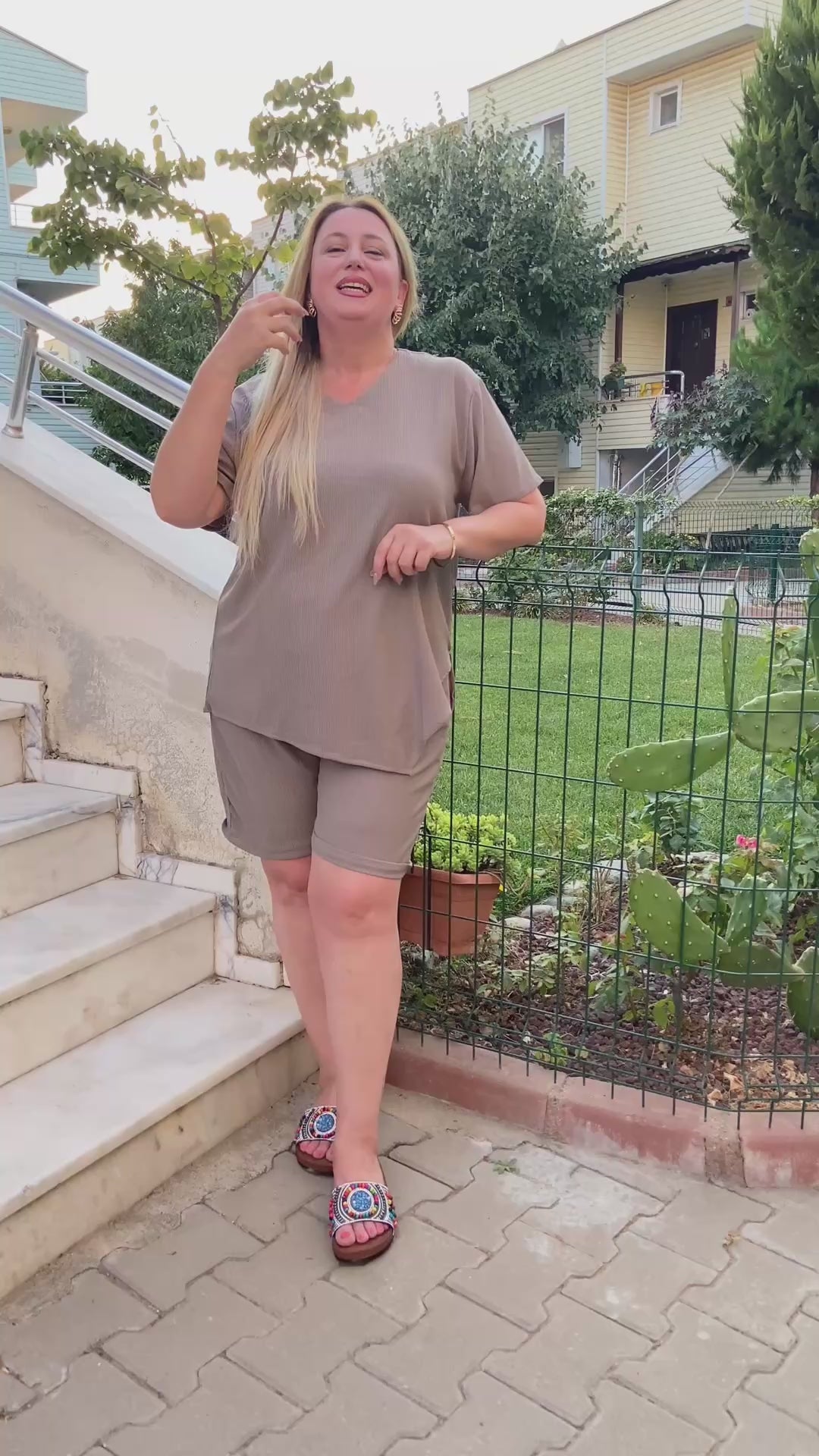 Bej Renkli Cepli Şortlu Takım